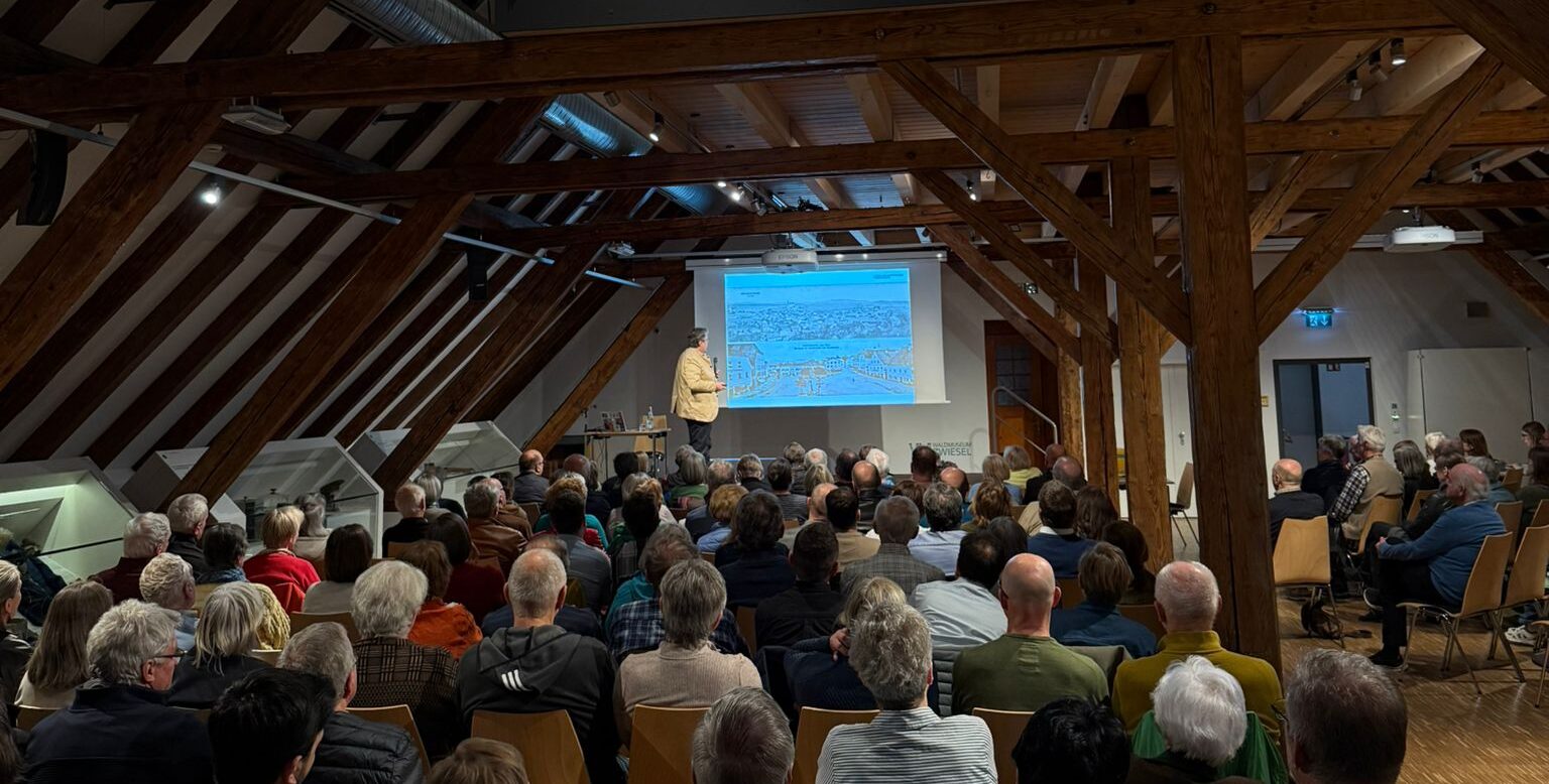 Du betrachtest gerade Richard Loibl stellt in Zwiesel Kulturgeschichte des Bayerischen Waldes auf Ansichtskarten vor