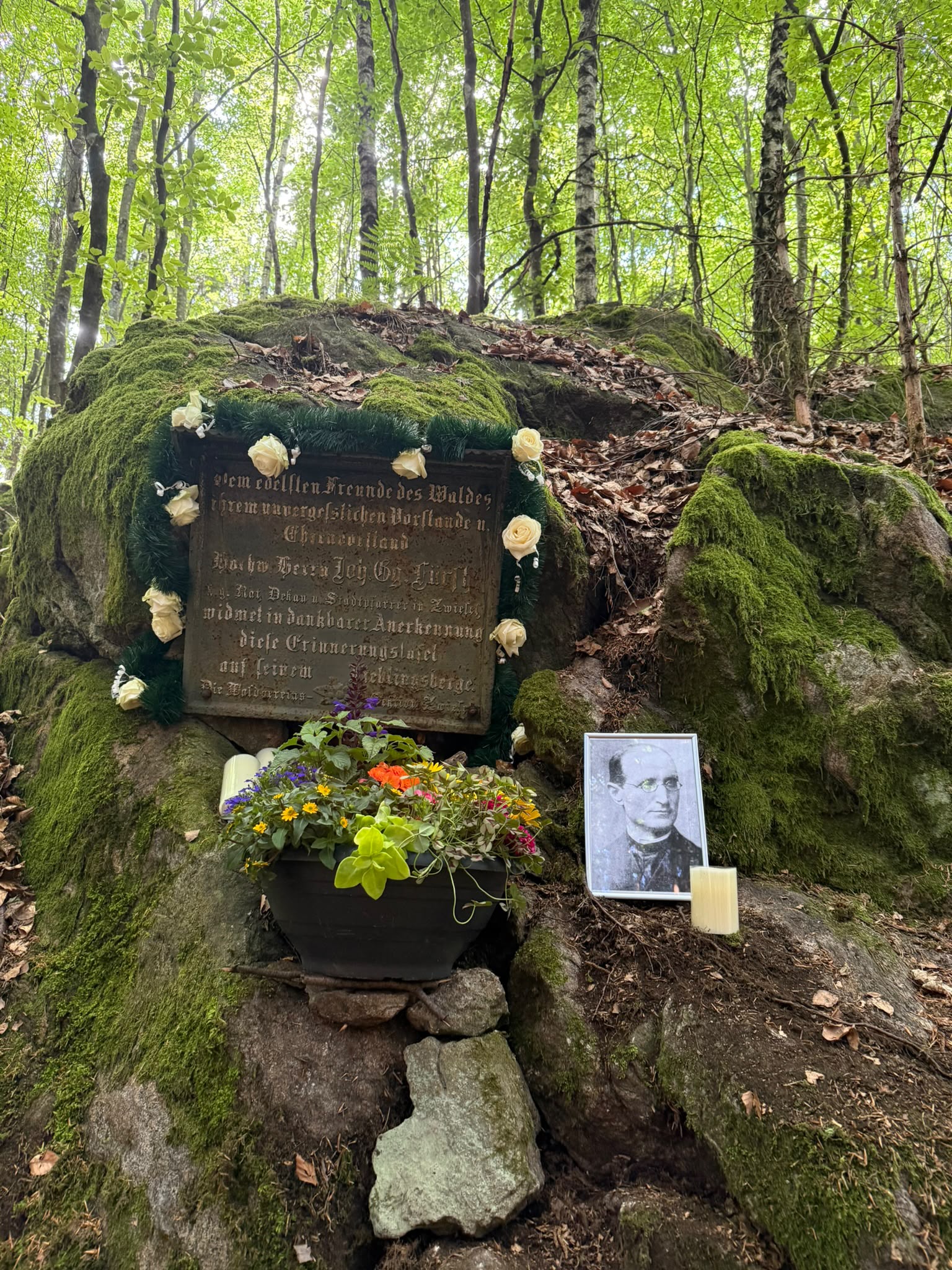 Mehr über den Artikel erfahren Maiandacht am Pfarrer Fürst-Denkmal
